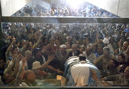 Martes 17 de octubre de 2006
En el DÌa de la Lealtad peronista
En la foto el mausoleo en el momento de la llegada de los restos de Juan Domingo Peron
El histÛrico traslado de los restos de Juan Domingo PerÛn al mausoleo de San Vicente quedÛ hoy marcado por la violencia. Militantes que esperaban la llegada del feretro a la quinta 17 de Octubre protagonizaron violentos incidentes que incluyeron disparos y dejaron 40 heridos.
Violentos incidentes arruinaron el homenaje a PerÛn en San Vicente
Uno de los agresores que estaba armado ya fue identificado y lo buscan para detenerlo, dijeron desde el Ministerio de Seguridad bonaerense a LANACION.com; por los serios enfrentamientos con piedras y palos hubo 40 heridos
17_10_06
FOTOS: MARIANA ARAUJO
