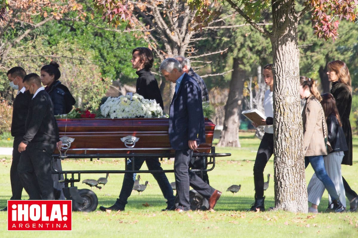 Martes 3, a las 14.30. El cortejo avanza lentamente entre la multitud que fue a despedirlo. “Era un hombre admirable y muy querido”, comentaron sus íntimos.