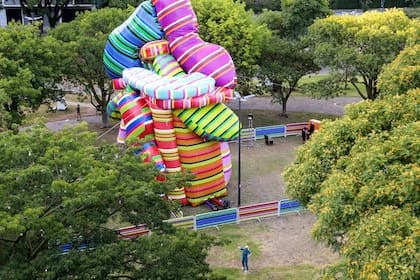 Vista aérea de la escultura inflable que en 2017 se instaló en la plaza vecina al Malba; la obra que lleve al festival de música será similar en su propuesta y concepto