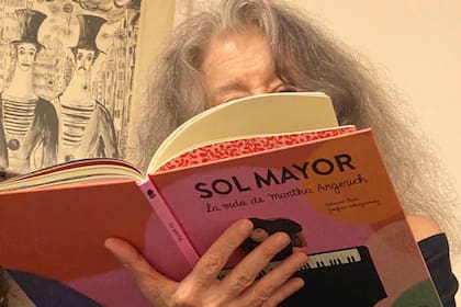 Martha Argerich con el libro "Sol Mayor", que narra escenas clave de su vida