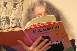 Martha Argerich con el libro "Sol Mayor", que narra escenas clave de su vida