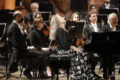 Martha Argerich, expectante, en un pasaje del concierto