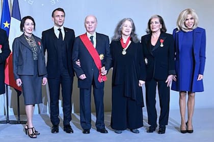 Martha Argerich y Daniel Barenboim (en el centro), condecorados por Macron