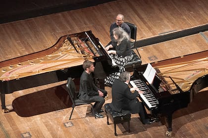 Martha Argerich y Sergei Babayan, a dos pianos, en una conformación muy particular, que les permitía verse y comunicarse