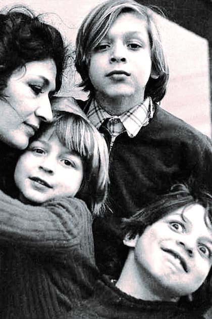 En una escena "mucho más exigente que Buenos Aires", mientras formaba una familia con Martha Le Parc, el joven mendocino creó también con sus amigos porteños y colegas franceses el Grupo de Investigación de Arte Visual