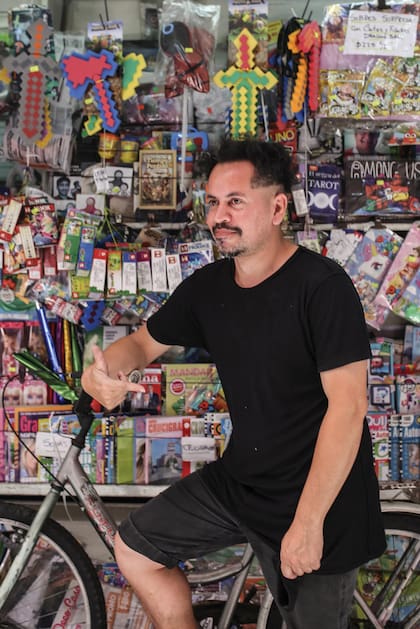 Martín (39) ¿Qué es lo que más te gusta de ser canillita? “Ver lo que pasa en la calle, charlar con los clientes. Llueve, hace calor, frío, hay gente loca, te preguntan calles e información. Eso me divierte”.