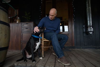 Martín adora a su perro Maori, mezcla de border collie y pitbull
