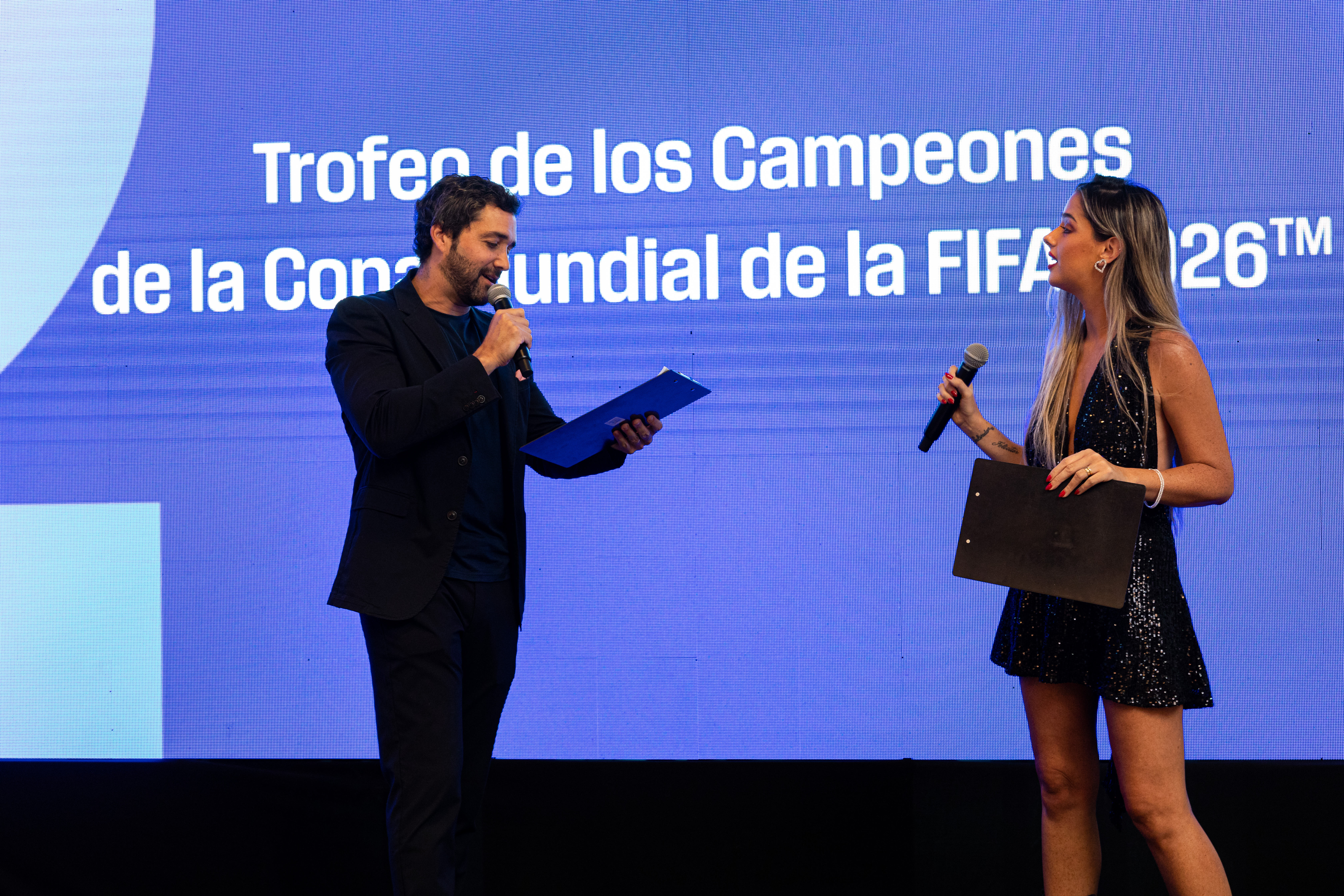 Martín Altberg y Sol Rivas en la conducción del evento donde Macro y Visa presentaron la Copa.