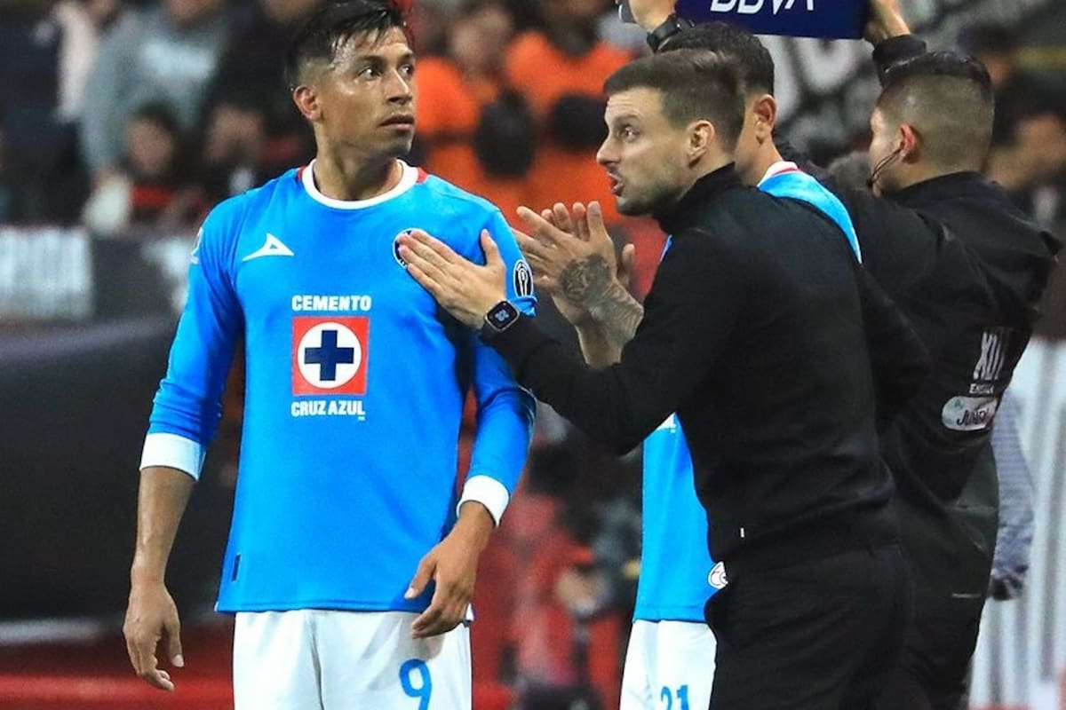 Martín Anselmi dando indicaciones como DT de Cruz Azul, hizo una gran campaña pero no pudo ser campeón; ahora, a Europa