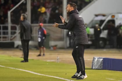 Martín Anselmi, DT de Independiente del Valle, da indicaciones en el partido ante Melgar, por la semifinal de la Copa Sudamericana, en Arequipa, Peru