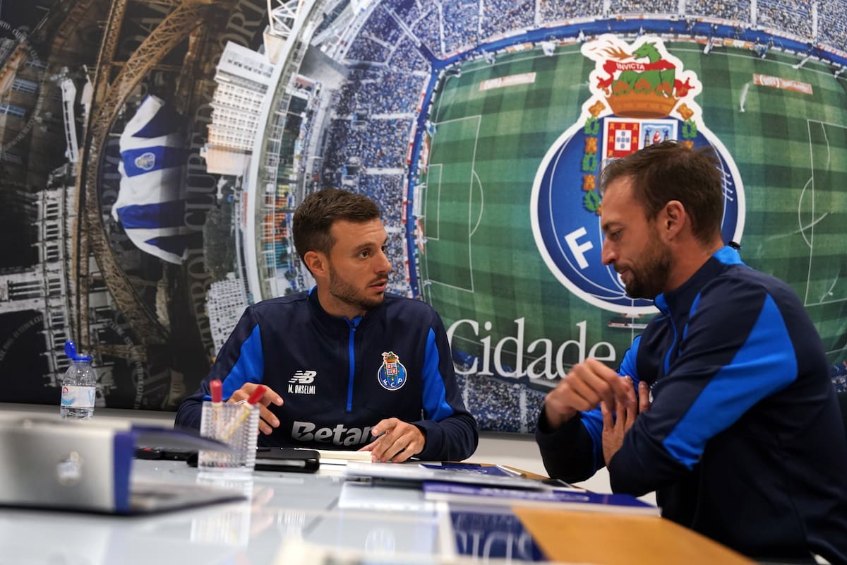 Martín Anselmi en su primer día de trabajo como DT de Porto; es el quinto entrenador argentino en pasar por el prestigioso club europeo
