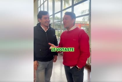Martin Arjol (campera negra) y Héctor "Cacho" Bárbaro. El primero eligió dejar de lado la defensa de la regulación yerbatera y abrazar la política de Milei sin objeciones y el otro se paró "en la vereda de enfrente". Arjol fue la "decepción" y Bárbaro la sorpresa el domingo pasado