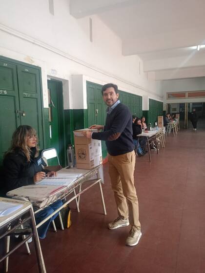 Martin Arjol vota en la Escuela Normal Mixta Estados Unidos de Brasil, del microcentro posadeño. El radical "peluca" busca revivir y convertirse en el referente libertario en Misiones, aunque aún sin aval del partido de los hermanos Milei.