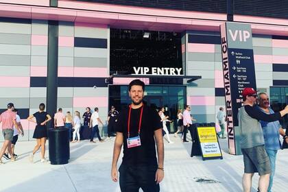 Martín Bal es argentino, periodista, vive en Miami hace tres años y es el creador de La Familia, un medio de comunicación y lo que denomina como una comunidad de fans