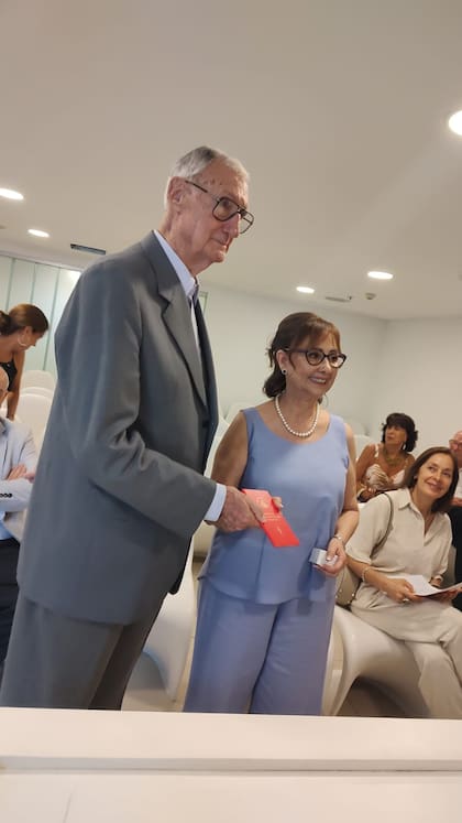 Martín Balza, exjefe del Ejército argentino, se casó otra vez, a los 88 años; detrás, sentados, los dos hijos de él y el nieto de ella