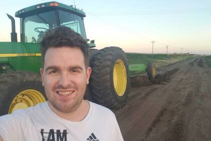 Martín Bava, atrás el tractor y la champion de arrastre