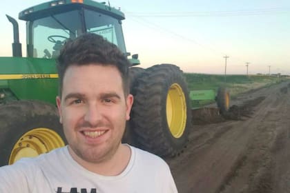 Martín Bava, durante un arreglo realizado el año pasado en el camino
