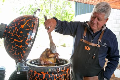 Martín Béraud, creador de Kamado B10 y un apasionado por la cocina.