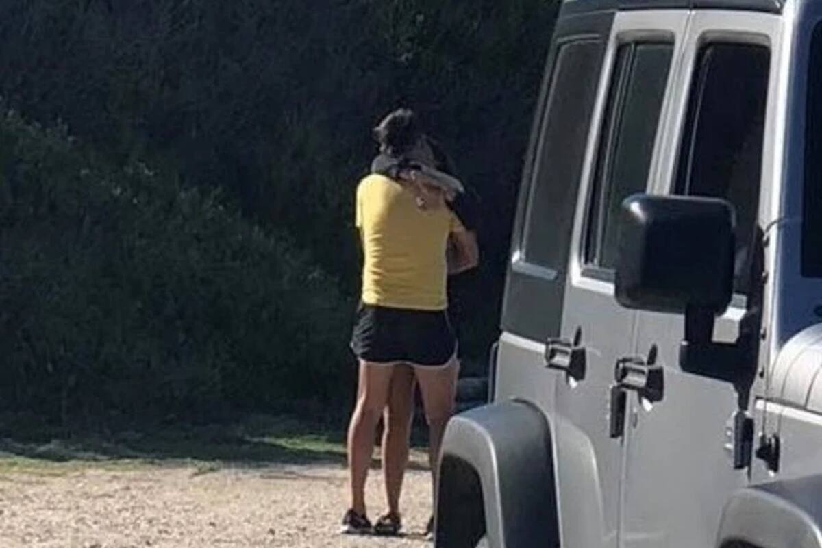 Martín Bossi, de espaldas, muy acaramelado con quien sería su novia, Ayelén Garavaglia