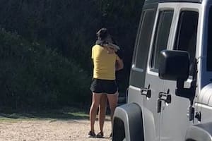 Martín Bossi, de espaldas, muy acaramelado con quien sería su novia, Ayelén Garavaglia