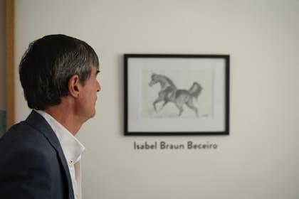 Martín Braun observa una obra de su hija Isabel, de 15 años. "Pero no está a la venta", avisa a quienes preguntan por el cuadro