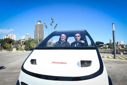 Martin Bueno, CEO de Hamelbot, al volante del CR-2 en la presentación en Posadas. A su lado, el vicegobernador de Misiones, Carlos Arce.