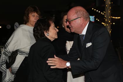 Martín Cabrales saluda a la cofundadora de Conciencia, María Rosa Martini