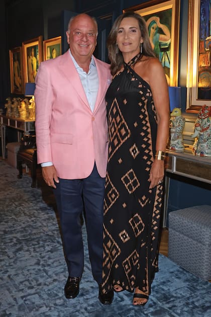 Martín Cabrales y Dora Sánchez, infaltables en los
cumpleaños de Javier. El empresario cafetero dio el toque
fashion con un saco rosa; ella llevó un modelo de verano
con escote halter