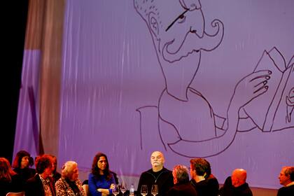 Martín Caparrós fue homenajeado esta noche con la lectura coral de fragmentos de su libro "Antes que nada"