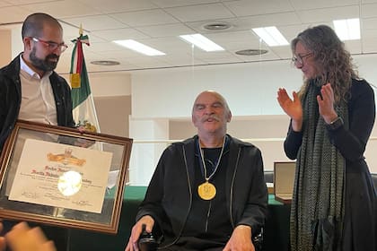 Martín Caparrós recibió el título doctor Honoris Causa por la Universidad de Guadalajara, en un acto en España