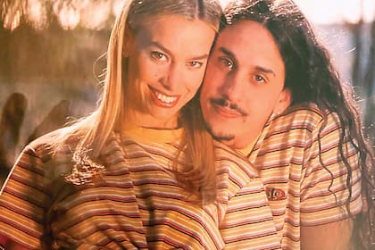 Martín Carrizo, el reconocido baterista de Gustavo Cerati, Indio Solari y la banda A.N.I.M.A.L, también trabajó como productor y compositor musical junto a su hermana Cecilia durante su popular programa infantil, "Caramelito en barra". En 2016 fue diagnosticado con ELA
(Esclerosis Lateral Amiotrófica).