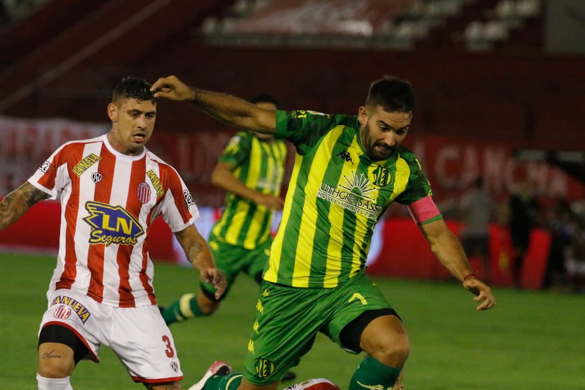 Martín Cauteruccio, autor del 1-0 de Aldosivi ante Barracas Central, intenta desequilibrar entre Candelaras y Paz