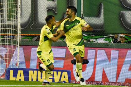 Martín Cauteruccio festeja el 1-0 de Aldosivi en la cancha de Banfield