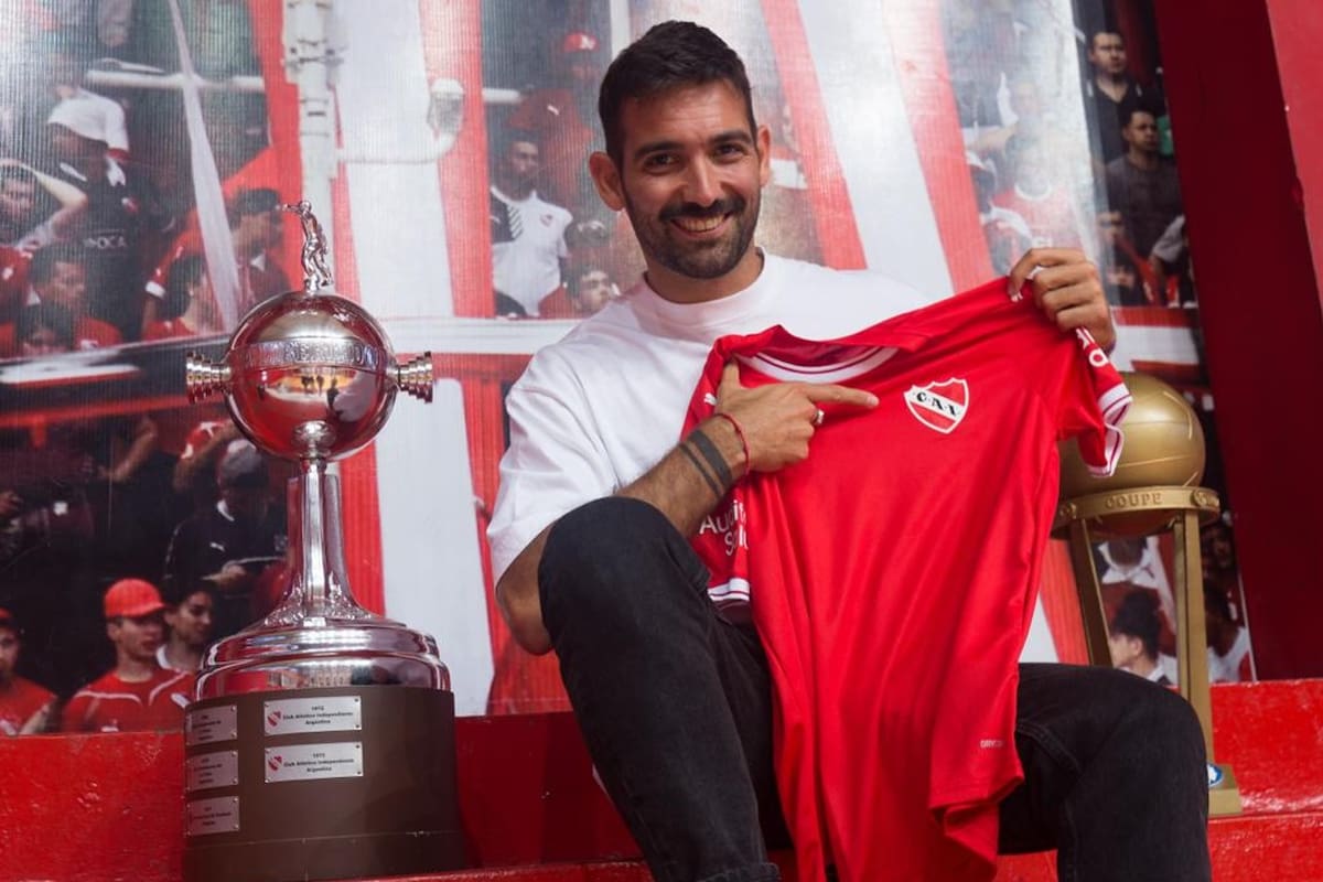 Martín Cauteruccio posa con la camiseta del Rojo. El atacante firmó por los próximos dos años en el club de Avellaneda