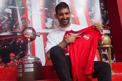Martín Cauteruccio posa con la camiseta del Rojo. El atacante firmó por los próximos dos años en el club de Avellaneda