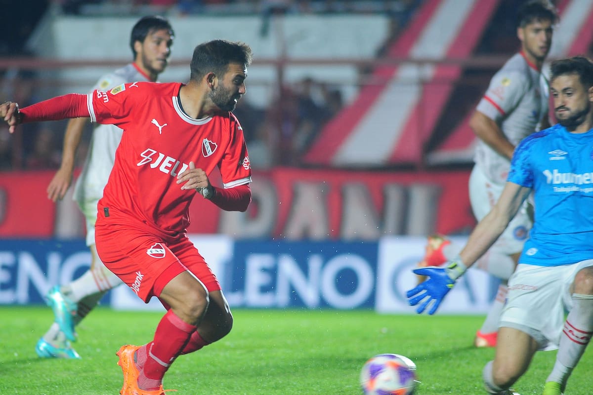 Martín Cauteruccio, uno de los goleadores de una gran noche de fútbol en la Paternal; Argentinos Juniors e Independiente igualaron 2-2