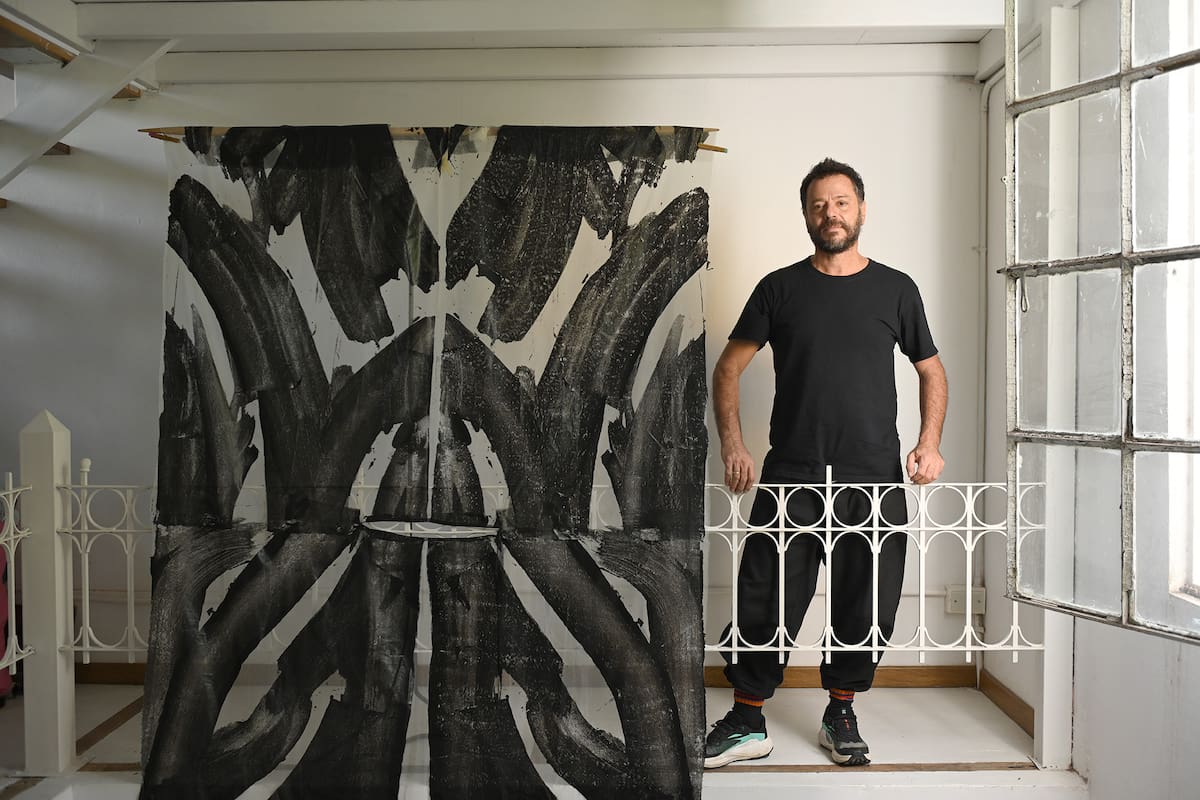Martín Churba en su nuevo taller, con una de las "Monocopias" que presentará en Hertlizka & Co.