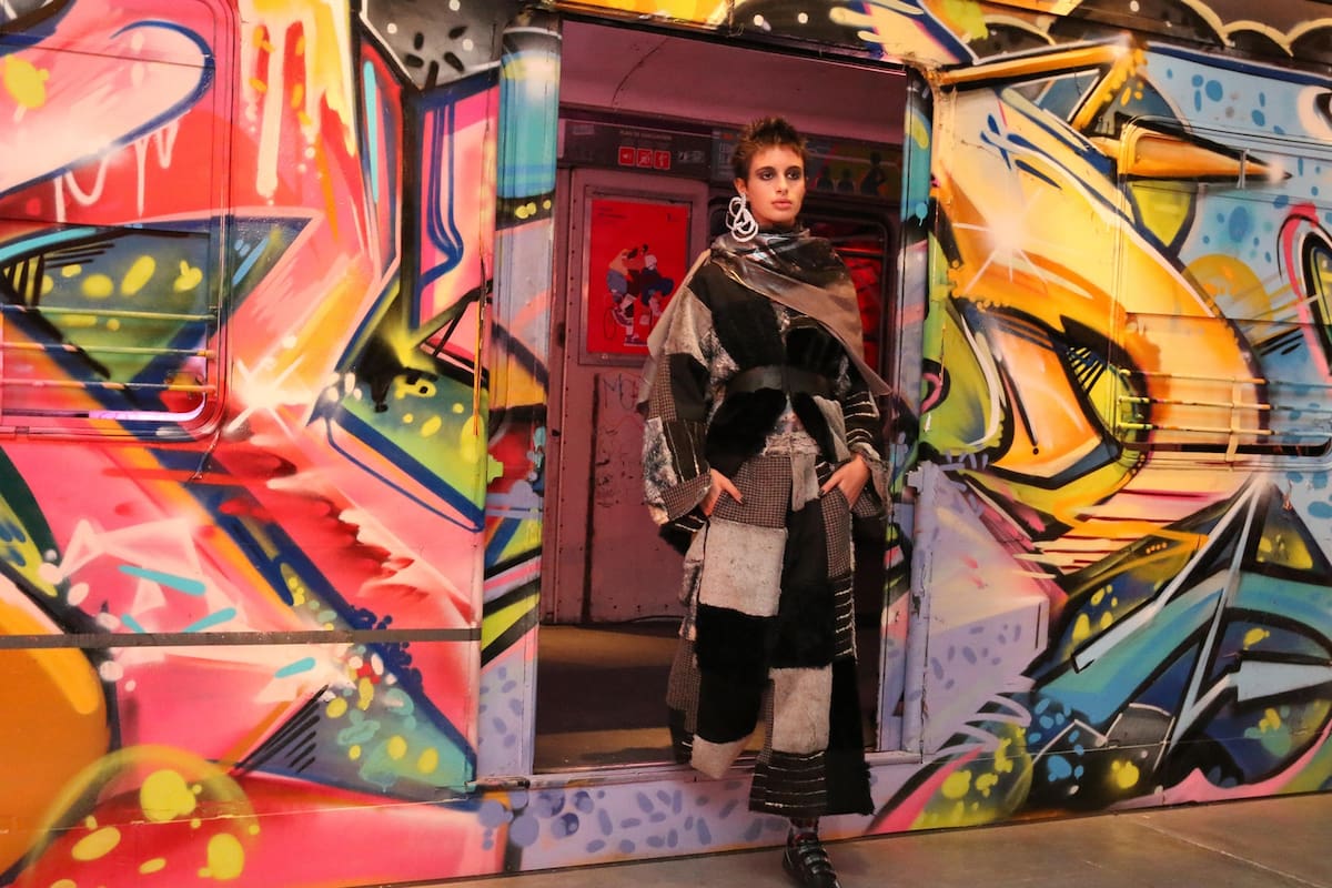 Martín Churba exaltó el arte callejero plasmado en un subte que formó parte de la presentación de su nueva colección Tramando en Designers BA
