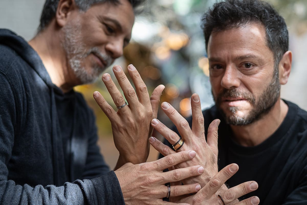 Martin Churba junto a su pareja y a las fotos del casamiento