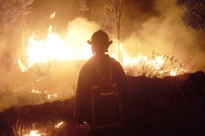 Martín combatiendo el fuego.