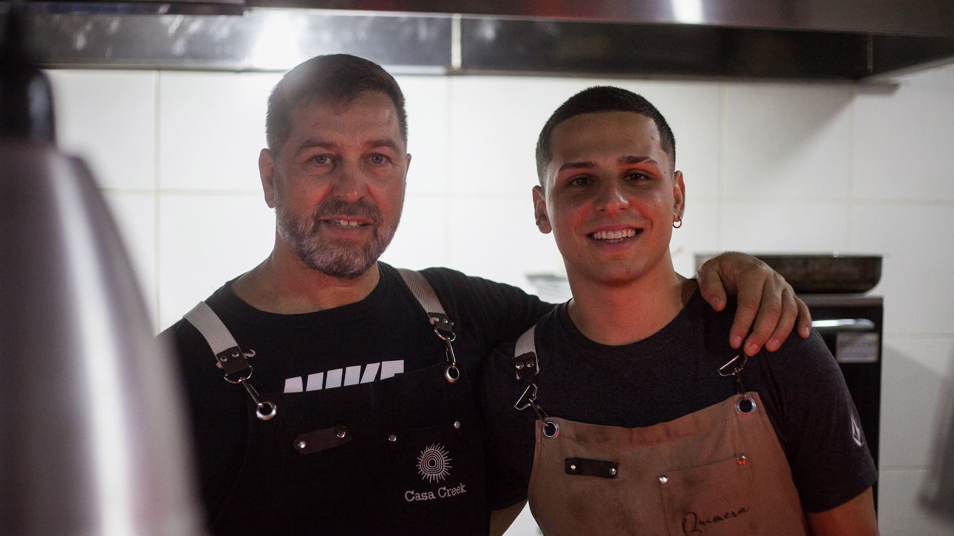Martín con su hijo Lautaro, que cocina en Quimera.