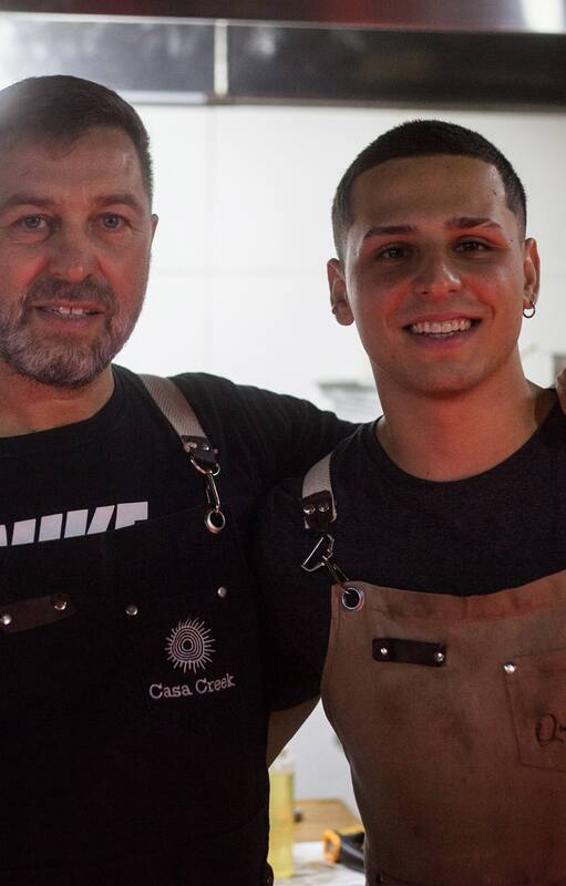 Martín con su hijo Lautaro, que cocina en Quimera.