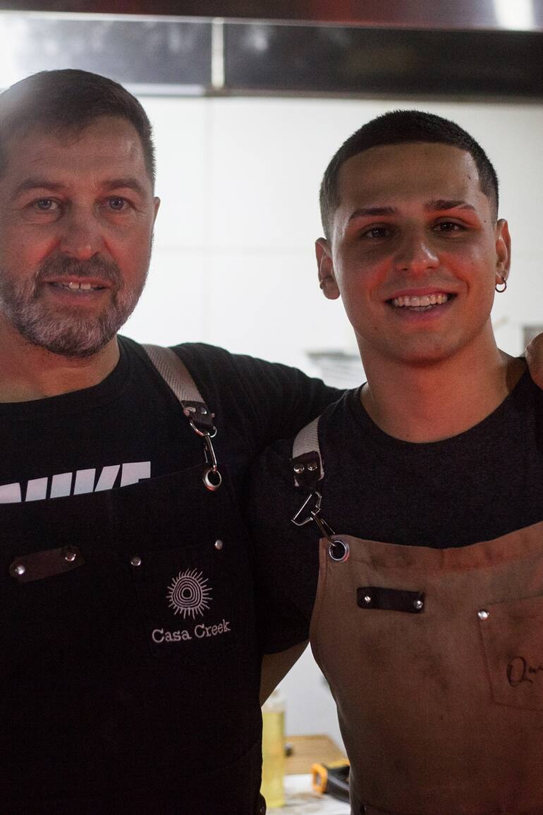 Martín con su hijo Lautaro, que cocina en Quimera.