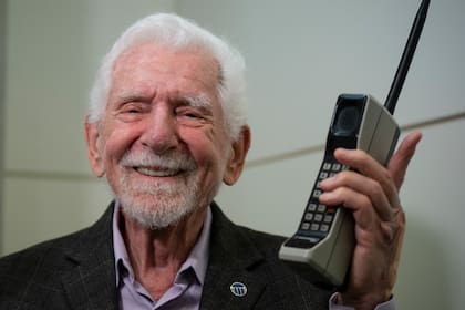Martin Cooper, el inventor del primer teléfono celular comercial, posa para la prensa a los 93 años con un Motorola DynaTAC 8000x, durante una entrevista en la feria Mobile World Congress 2023 en Barcelona. Cooper hizo la primera llamada telefónica desde un celular el 3 de abril de 1973