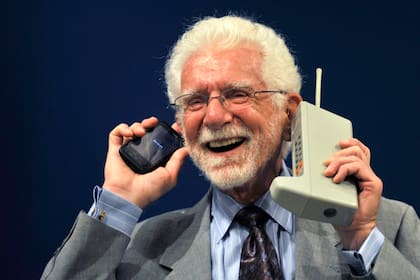 Martin Cooper en 2009; en 1973 hizo la primera llamada hecha desde un teléfono celular en una red comercial