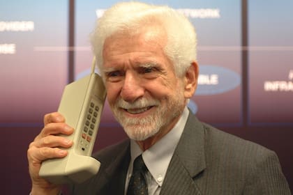 Martin Cooper y el "ladrillo" original (un Motorola DynaTAC): dio inicio a todo