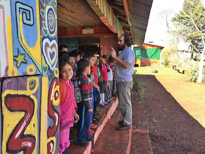 Martín Cornell despide a los alumnos 1º,2º,3º y 4º grado al final de la jornada