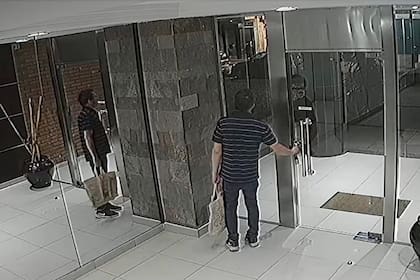 Martín Del Rio en el momento que sale del edificio con una bolsa