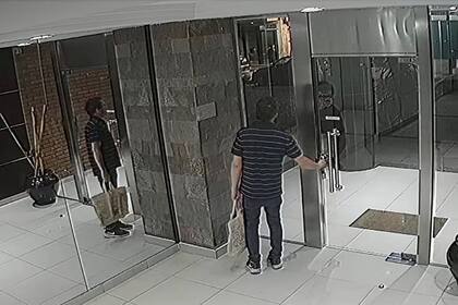 Martín Del Rio sale del edificio de la calle Virrey Arredondo con una bolsa