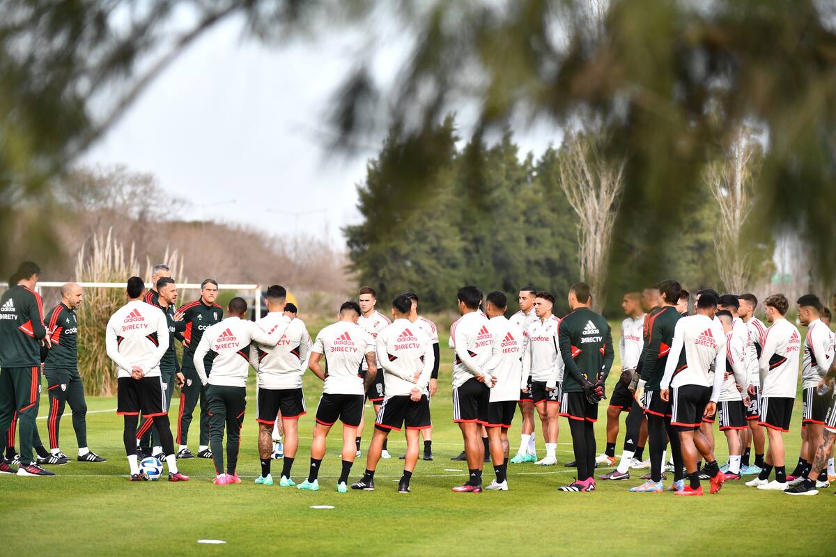 Martín Demichelis al frente del entrenamiento de River